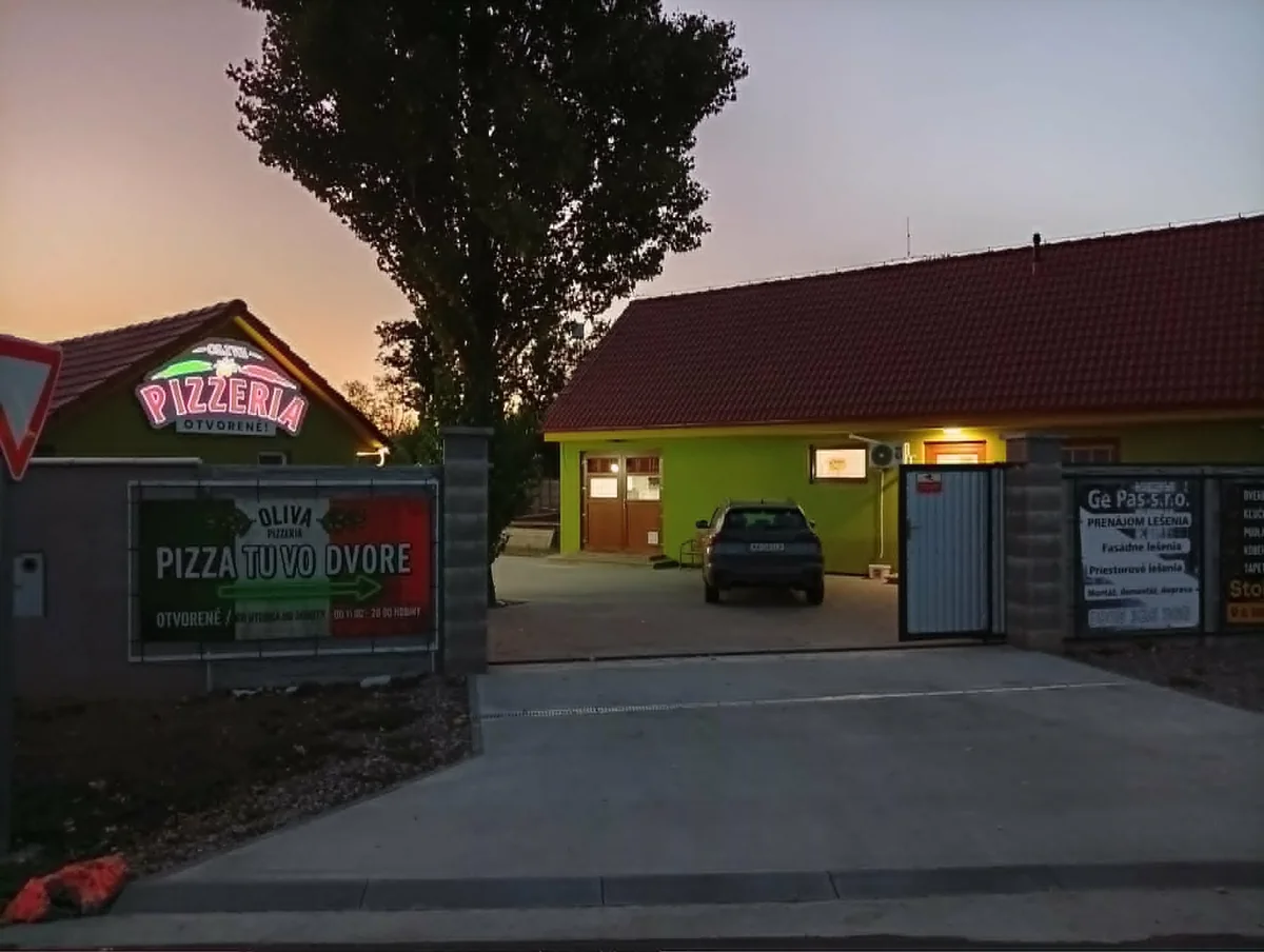 Večerný exteriér Oliva Pizzeria v Tekovských Lužanoch